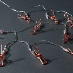 LED-Lichterkette Clips 10 Lichter Mit USB-Batteriefach CLIP COUTURE In Roségold 11 LED-Lichterkette Clips 10 Lichter Mit USB-Batteriefach CLIP COUTURE In Roségold -Butlers butlers led lichterkette clips 10 lichter mit usb batteriefach clip couture in rosegold 4
