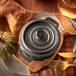 Mini-Serviertopf Mit Holzuntersetzer L 14 X B 11cm HOT IRON In Schwarz 15 Mini-Serviertopf Mit Holzuntersetzer L 14 X B 11cm HOT IRON In Schwarz -Butlers butlers mini serviertopf mit holzuntersetzer l 14 x b 11cm hot iron in schwarz 5