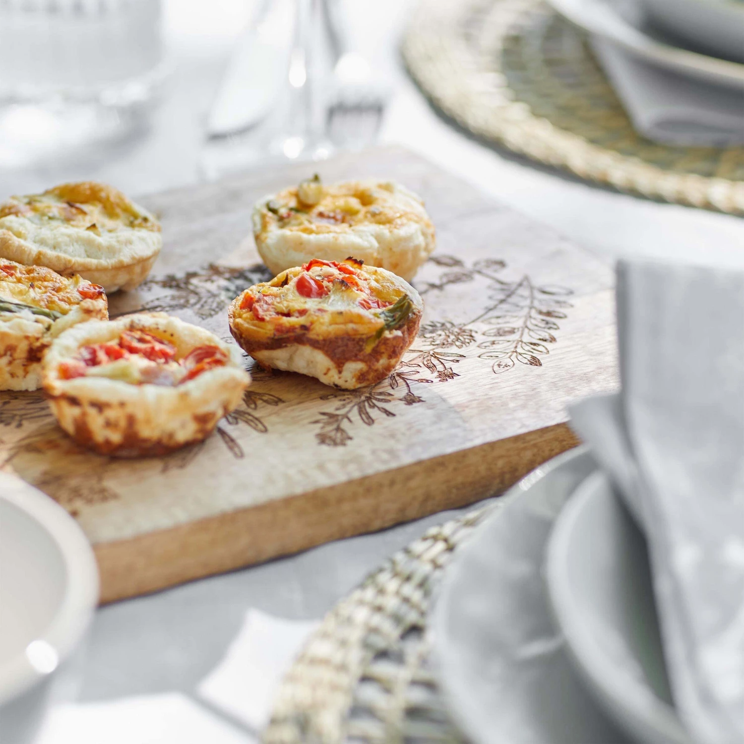 Schneidebrett Blumen L 35 X B 22cm FINE CUT In Braun 4 Schneidebrett Blumen L 35 X B 22cm FINE CUT In Braun – Bild 2